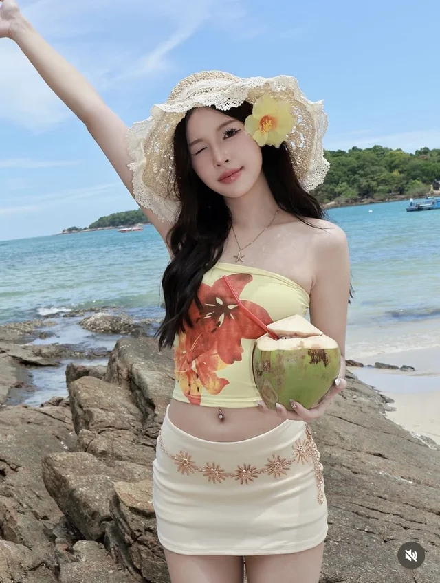 ชุดเซ็ททะเลน่ารักๆ ได้ครบชุดหมวก เข็มขัด สร้อย ดอกไม้ (alternate)