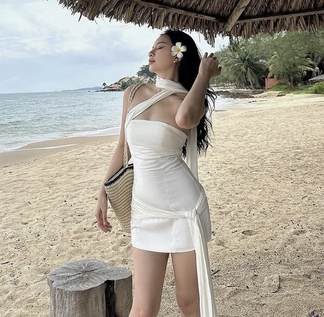 ชุดเดรสสีขาว สวย แซ่บ (alternate)