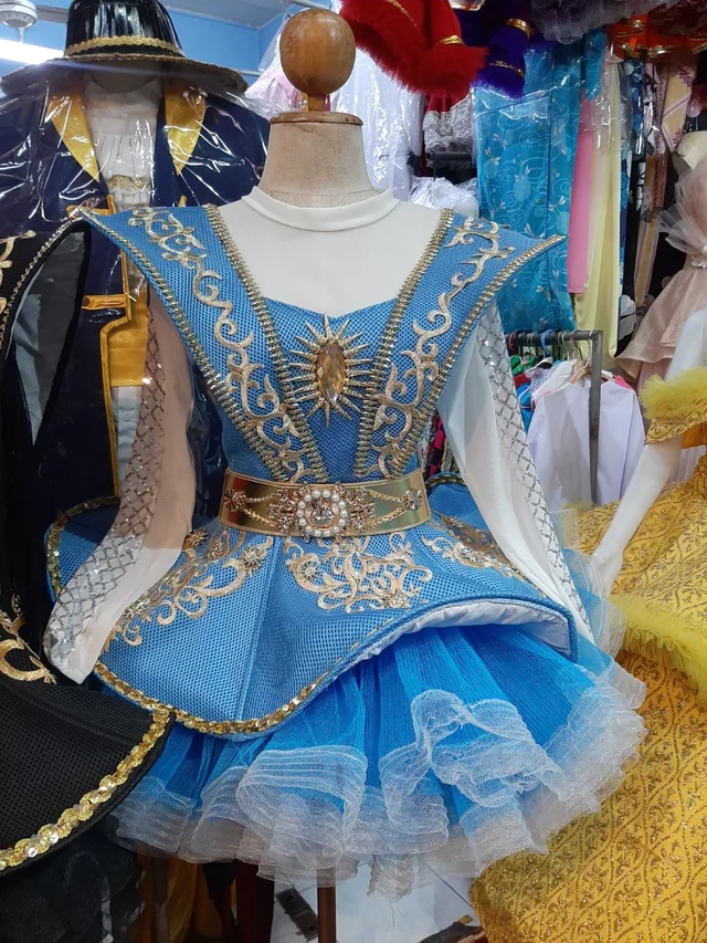ชุดดรัมเมเยอร์ สีฟ้าขาว