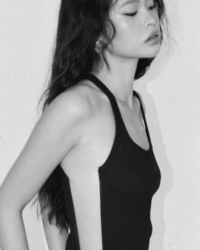 ELLA GUARDIN เสื้อสายเดี่ยวเว้าข้างสุดแซ่บมินิมอล (alternate)