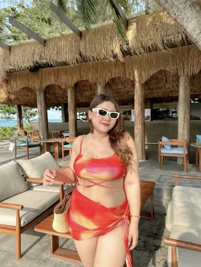 Heatwaves bikini set ชุดเชทว่ายน้ำ ตัวนี้เป็นผ้าชุดว่ายน้ำพิมพ์ ลายแบบ heatmap ไล่สีrandom (alternate)