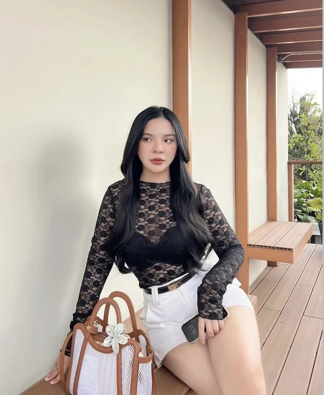 เสื้อซีทรูลายลูกไม้สีดำ  thumbnail 2