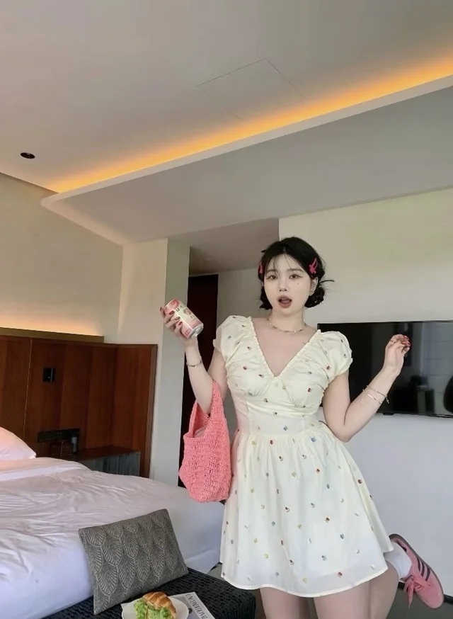 เดรสสั้นสีครีมม ตุ๊กตา มีชับใน ชิปหลัง พิมพ์ลายดอกไม้ thumbnail 3