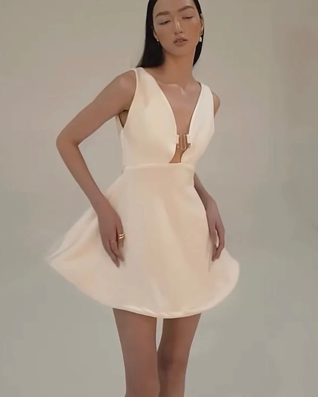 MISS MODERN เดรสคอวีสีขาว หรูหวานเรียบแพง Mini Dress (alternate)