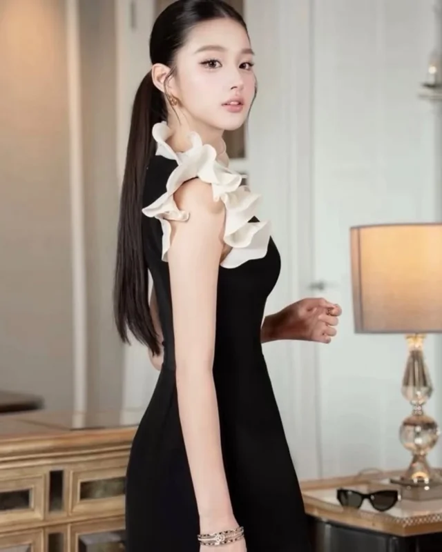 CHOUCHOU เดรสคอวีแต่งระบายขาวดำ หรูแซ่บ Mini Dress thumbnail 3