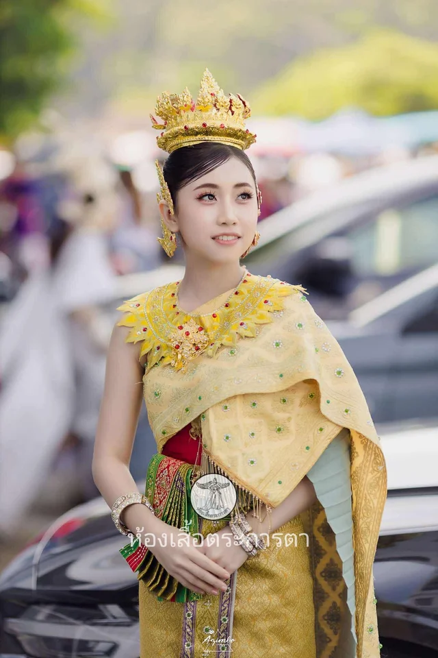 ชุดไทยประยุกต์ (alternate)