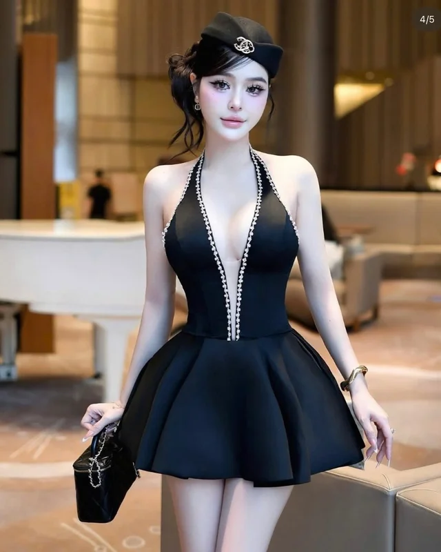 RAJANEE เดรสดำหรูเว้าลึก สายตัวแม่สุดแซ่บ (alternate)