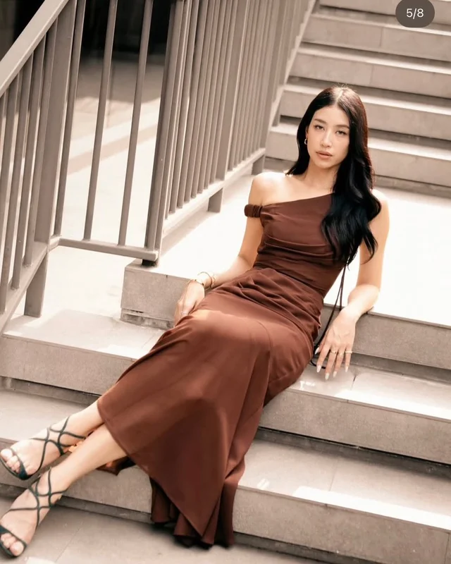 VENUSPSTYLE เดรสไหล่เฉียงสีน้ำตาล หรูแซ่บสายเรียบโก้ thumbnail 4