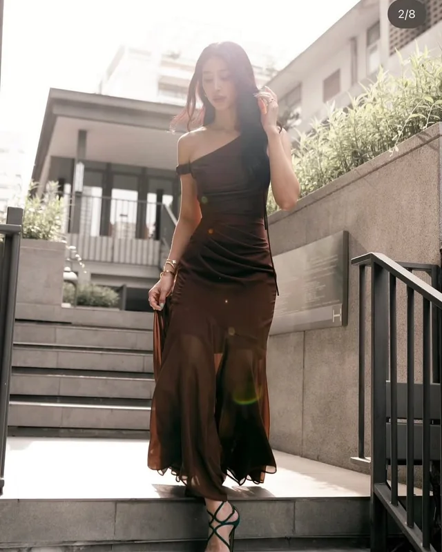 VENUSPSTYLE เดรสไหล่เฉียงสีน้ำตาล หรูแซ่บสายเรียบโก้ thumbnail 5