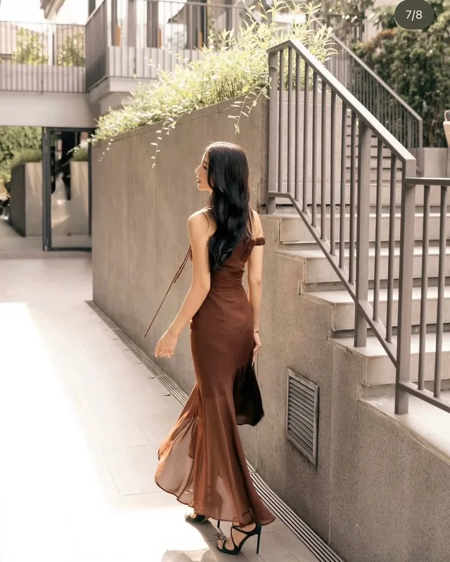VENUSPSTYLE เดรสไหล่เฉียงสีน้ำตาล หรูแซ่บสายเรียบโก้ (alternate)