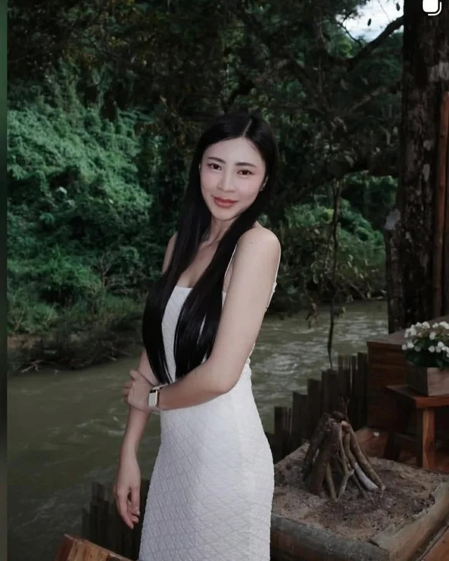 FABRIQUE เดรสยาวสีขาวเรียบหรูหวานละมุน (alternate)