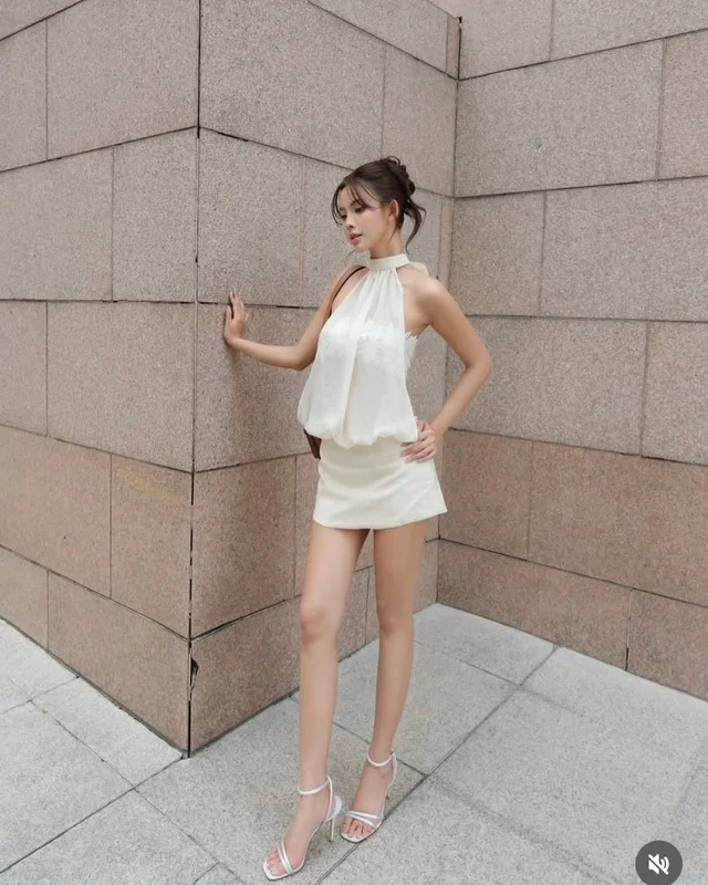 MAIKAA เดรสคล้องคอสีขาวหวานหรูละมุน (alternate)