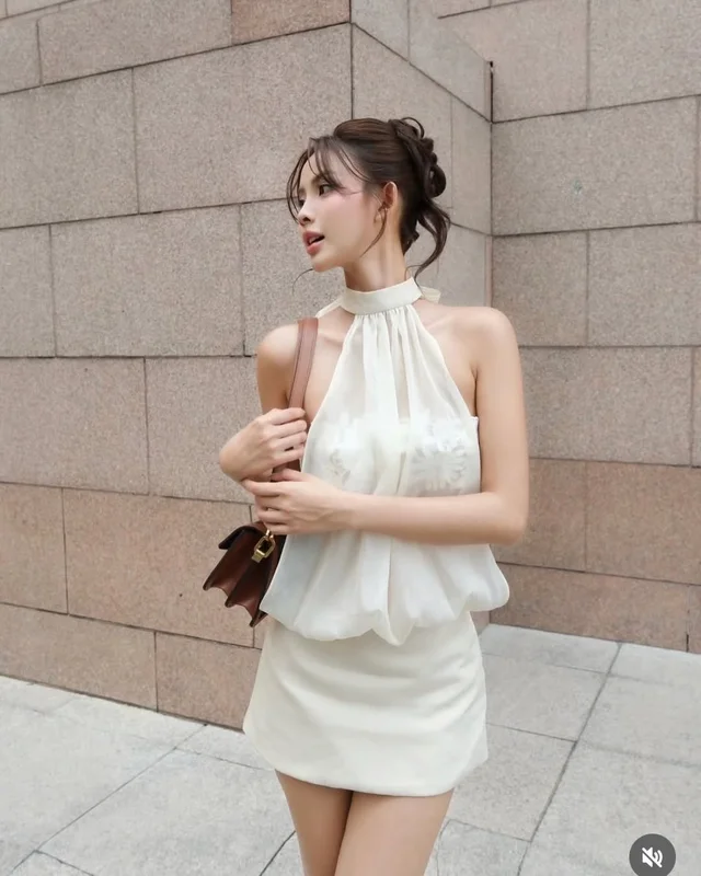 MAIKAA เดรสคล้องคอสีขาวหวานหรูละมุน thumbnail 4