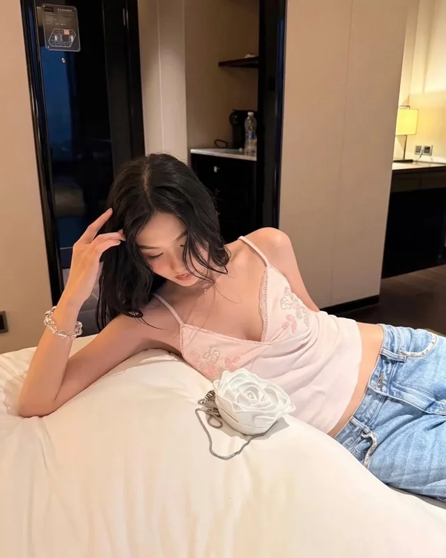 SUBDUED เสื้อสายเดี่ยวลูกไม้หวานมินิมอล thumbnail 5
