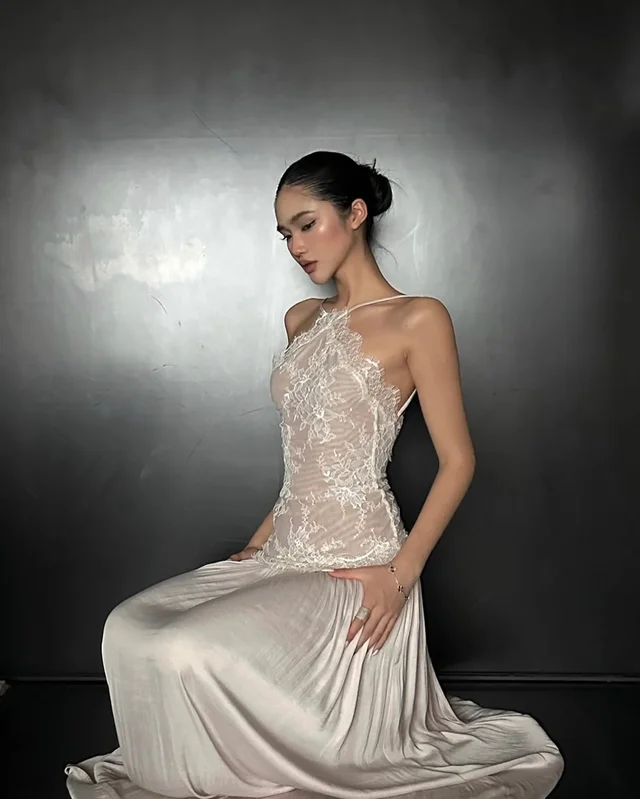 ROVENTTE เดรสยาวลูกไม้คล้องคอสุดหรู Elegant Lace Maxi Dress thumbnail 3
