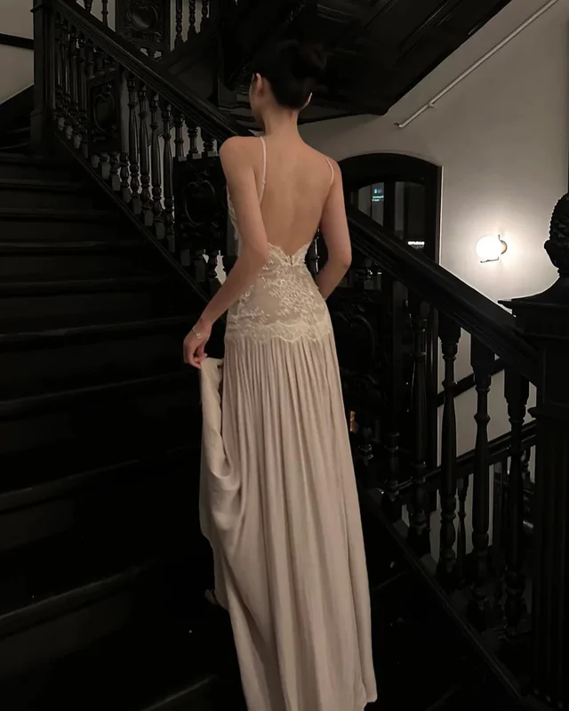 ROVENTTE เดรสยาวลูกไม้คล้องคอสุดหรู Elegant Lace Maxi Dress thumbnail 4