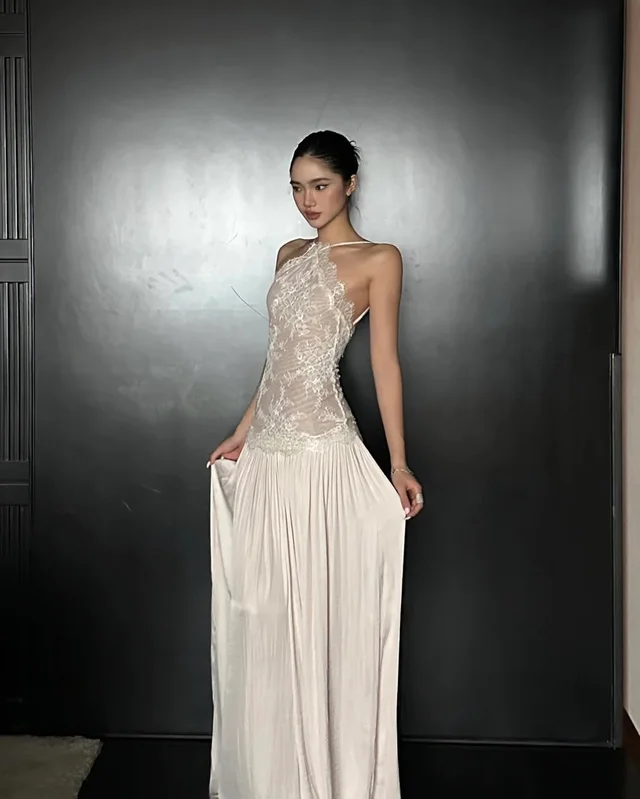 ROVENTTE เดรสยาวลูกไม้คล้องคอสุดหรู Elegant Lace Maxi Dress thumbnail 5