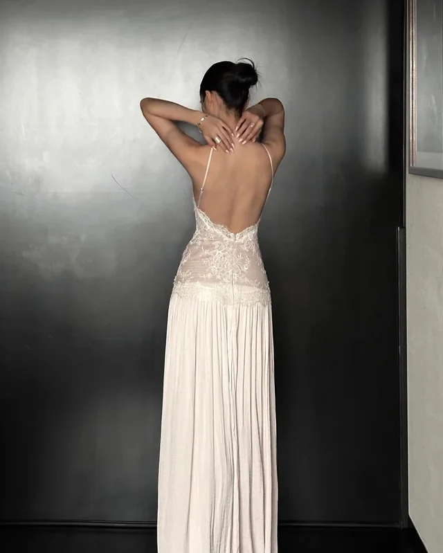 ROVENTTE เดรสยาวลูกไม้คล้องคอสุดหรู Elegant Lace Maxi Dress (alternate)
