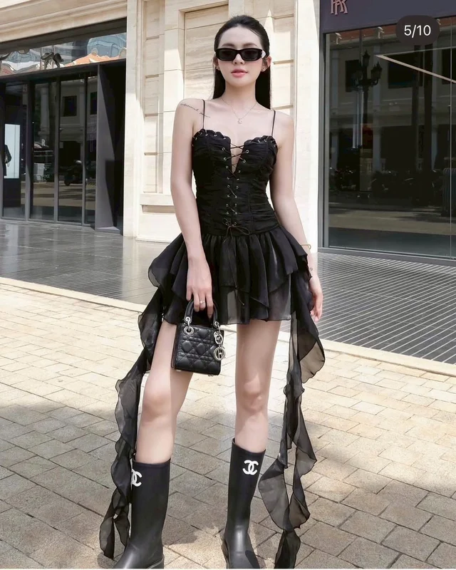 Cherbelle เดรสสายเดี่ยวสีดำ ผูกเชือกหน้า กระโปรงระบายหางยาว