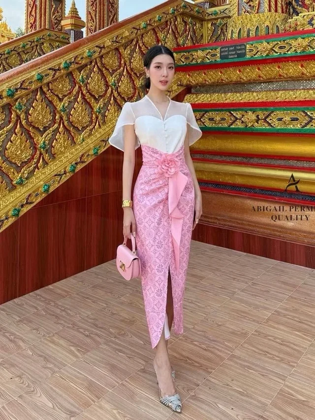 Abigail – ชุดไทยประยุกต์โทนชมพู ลูกไม้แขนสั้น
