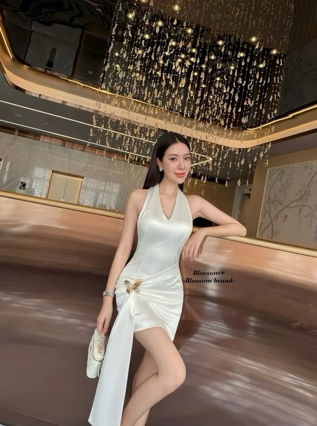 Blossom – เดรสสายคล้องคอโทนครีม ดีเทลผูกเอว Mini Dress thumbnail 3
