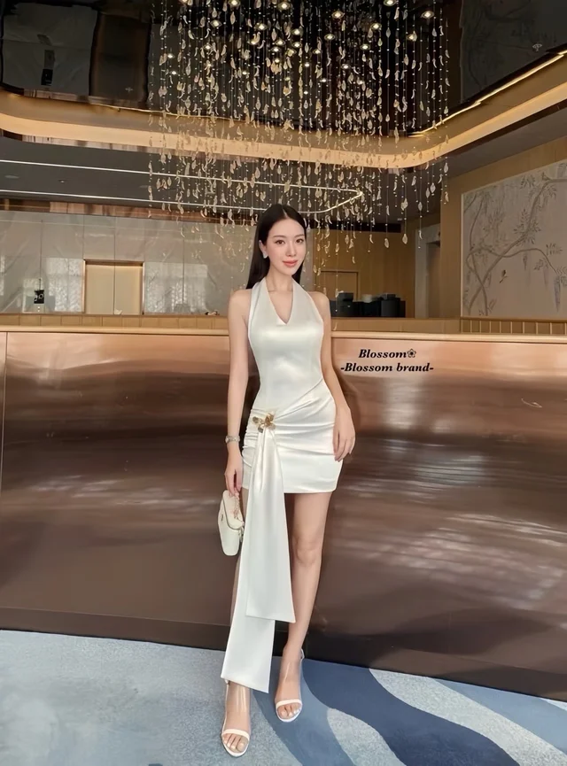 Blossom – เดรสสายคล้องคอโทนครีม ดีเทลผูกเอว Mini Dress thumbnail 4