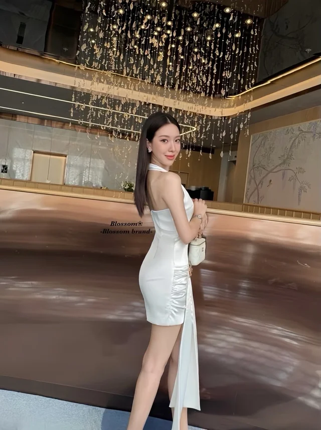 Blossom – เดรสสายคล้องคอโทนครีม ดีเทลผูกเอว Mini Dress