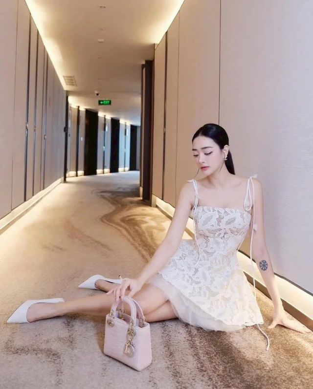 Louistilou – เดรสสายผูกลูกไม้สีขาว สไตล์ลูกคุณหนู