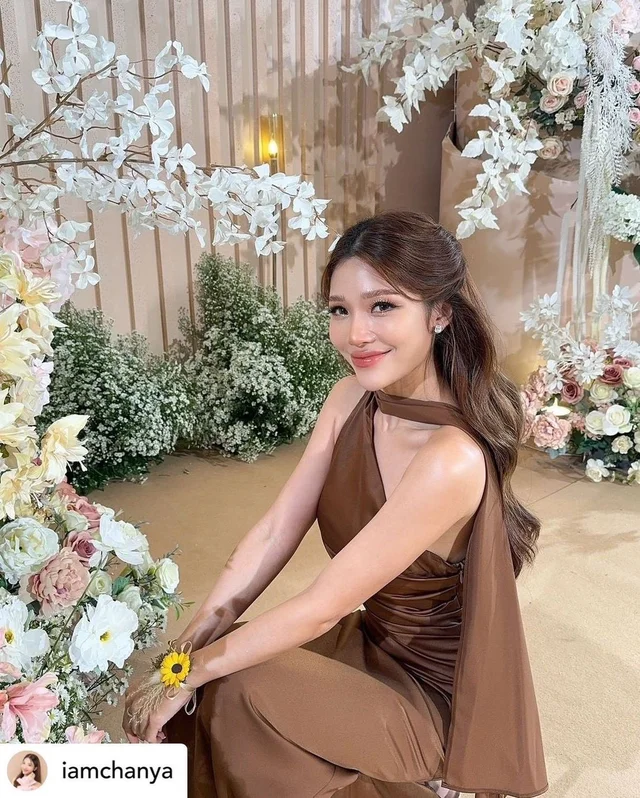 MY LADY BY BAIFERN เดรสไหล่เฉียงสีน้ำตาลเรียบหรู ลุคผู้ดี