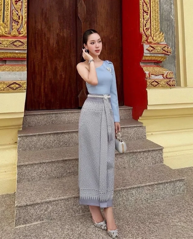 ATHENA ชุดไทยประยุกต์ไหล่เฉียงโทนฟ้าเทา เรียบหรูสง่างาม