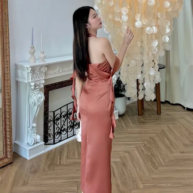 LINDA เดรสยาวคล้องคอสีอิฐลุคหรูสง่างาม