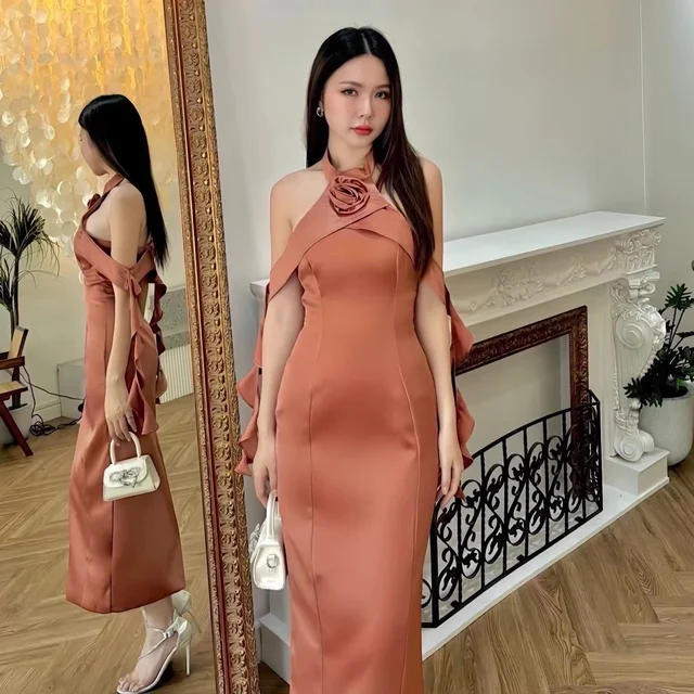 LINDA เดรสยาวคล้องคอสีอิฐลุคหรูสง่างาม thumbnail 3