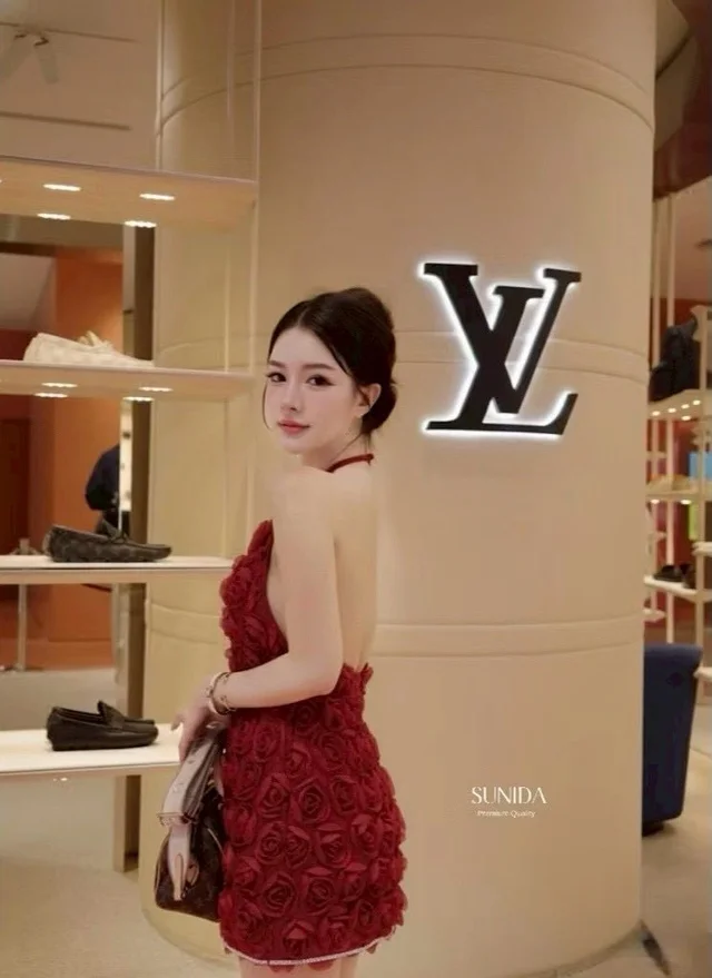 SUNIDA เดรสฮอลเตอร์ลูกไม้สีแดงไวน์ ลุคสวยแซ่บหรูหรา