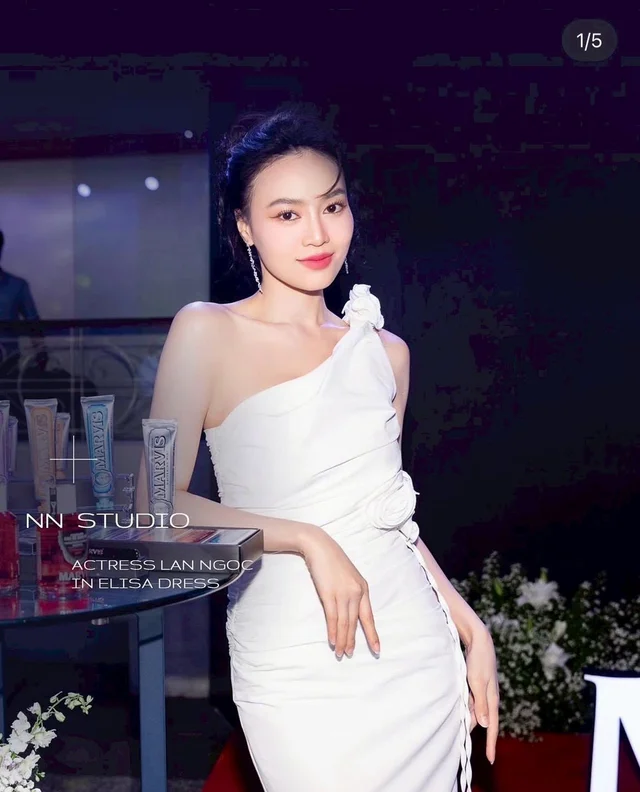 NNSTUDIO เดรสราตรียาวสีขาวเปิดไหล่ ลุคหรูสง่าเรียบแพง thumbnail 3