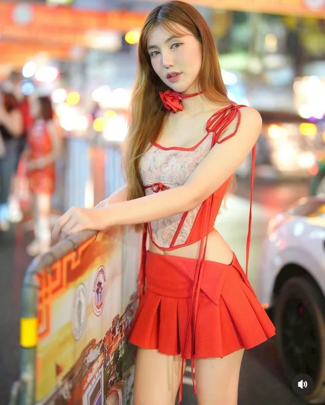 ninisesi ชุดเซ็ทสีแดง คอร์เซ็ตลูกไม้ กระโปรงจีบ thumbnail 3