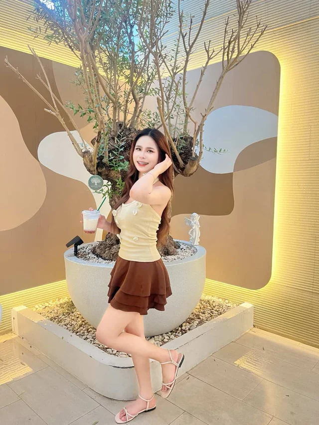 เดรสสายมุกโทนครีมหวานละมุน สไตล์คาเฟ่น่ารัก