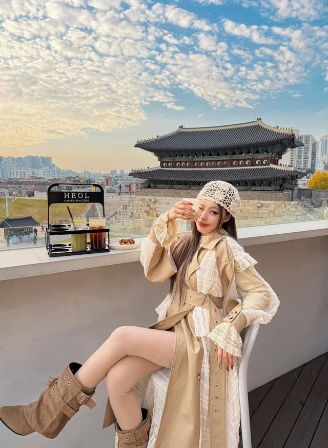 เสื้อโค้ทตัวยาวสีเบจแต่งผ้าพลีท Korean Beige Trench Coat