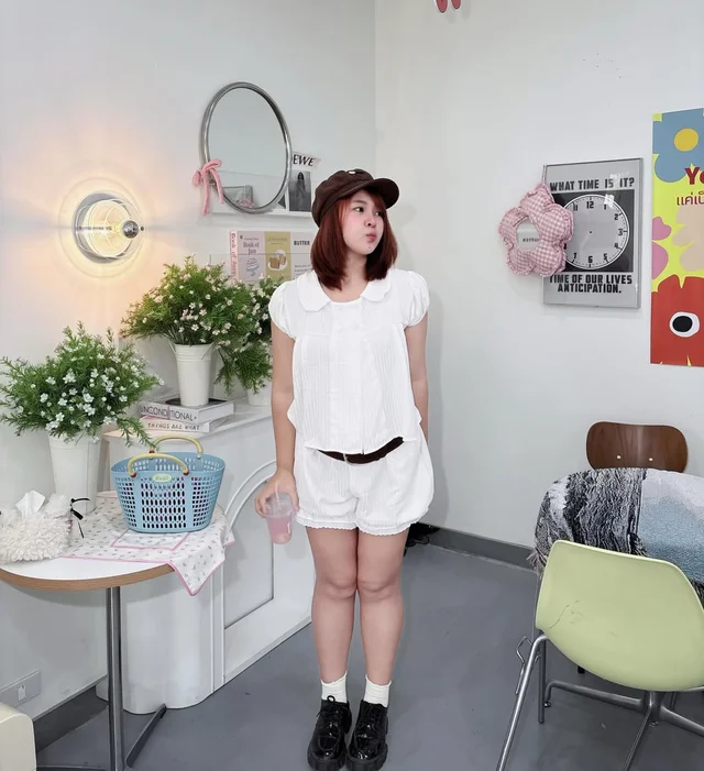 เซ็ตเสื้อกางเกงขาสั้นสีขาวสไตล์คาเฟ่ White Casual Set thumbnail 4