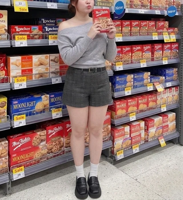 เซ็ตเสื้อปาดไหล่กางเกงขาสั้นลายสก็อต Grey Off Shoulder Casual Set thumbnail 4