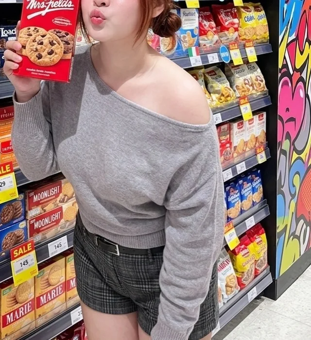 เซ็ตเสื้อปาดไหล่กางเกงขาสั้นลายสก็อต Grey Off Shoulder Casual Set thumbnail 3