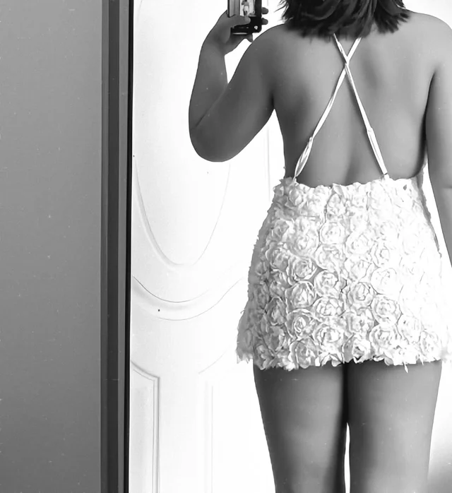 เดรสคล้องคอลูกไม้สีครีม Cream Lace Halter Mini Dress (alternate)