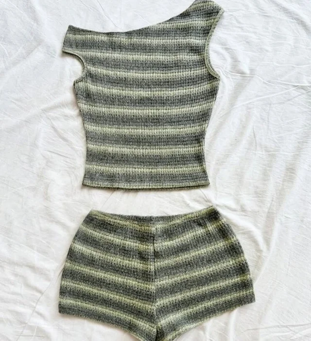 เซ็ตเสื้อปาดไหล่กางเกงขาสั้นลายทาง Grey Stripe Casual Set (alternate)