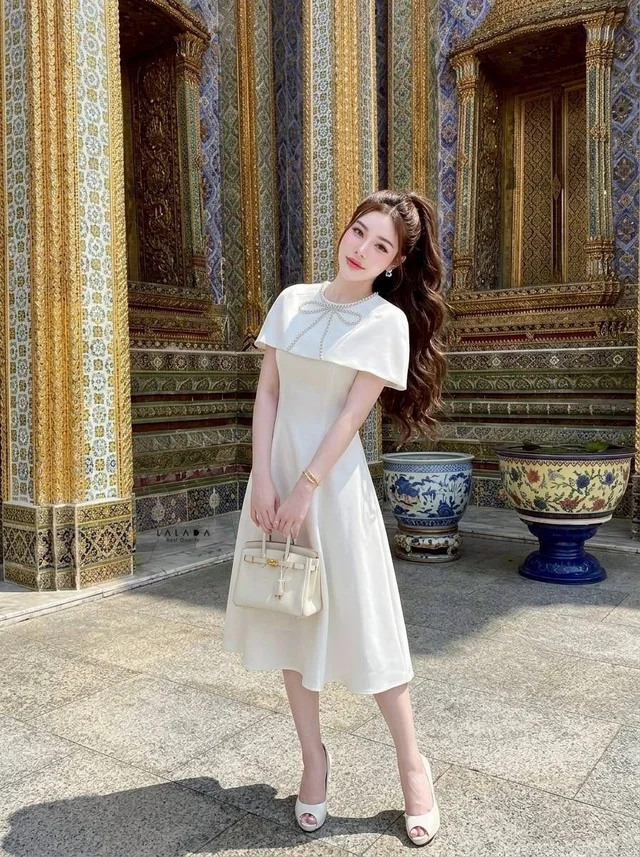 LALADA เดรสยาวสีขาวครีมแต่งเคปคุณหนู White Cape Elegant Dress thumbnail 3
