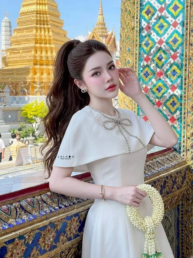 LALADA เดรสยาวสีขาวครีมแต่งเคปคุณหนู White Cape Elegant Dress thumbnail 5