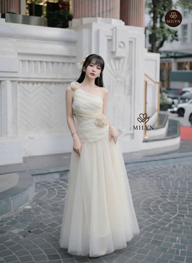 MILY เดรสยาวสีขาวครีมไหล่เดียวแต่งดอกไม้ลุคหวานหรู thumbnail 3
