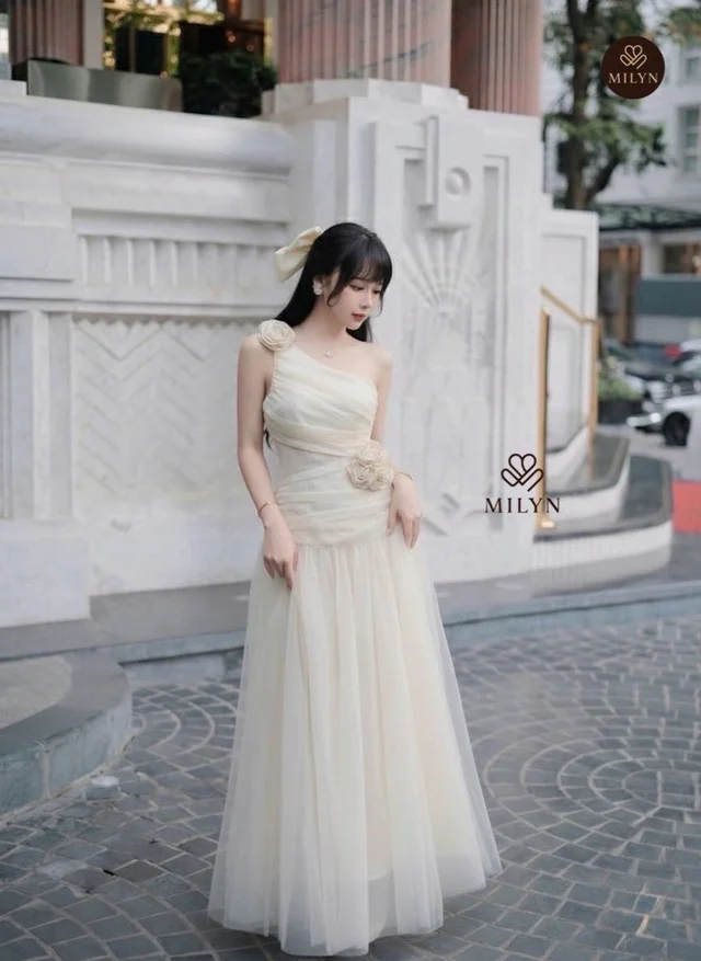 MILY เดรสยาวสีขาวครีมไหล่เดียวแต่งดอกไม้ลุคหวานหรู thumbnail 2