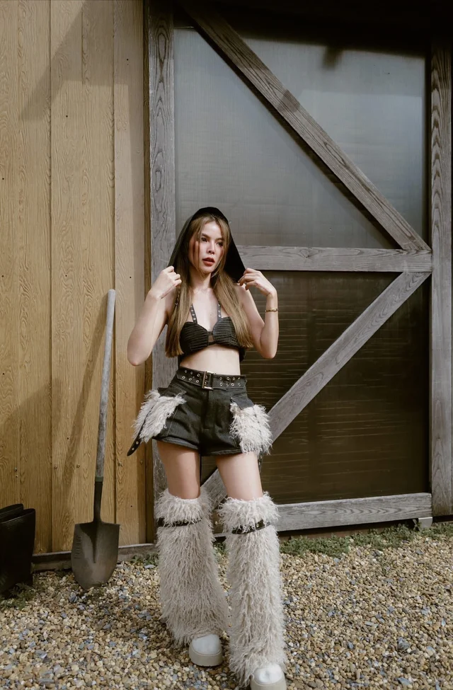 เซ็ตแฟชั่นสายเท่โทนดำแต่งขนลุคคาวเกิร์ล Black Fur Cowgirl Set thumbnail 4