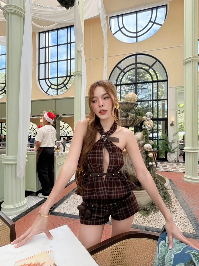 Pitcha เซ็ตลายตารางสีน้ำตาลคอฮอลเตอร์ลุคแฟชั่น thumbnail 4