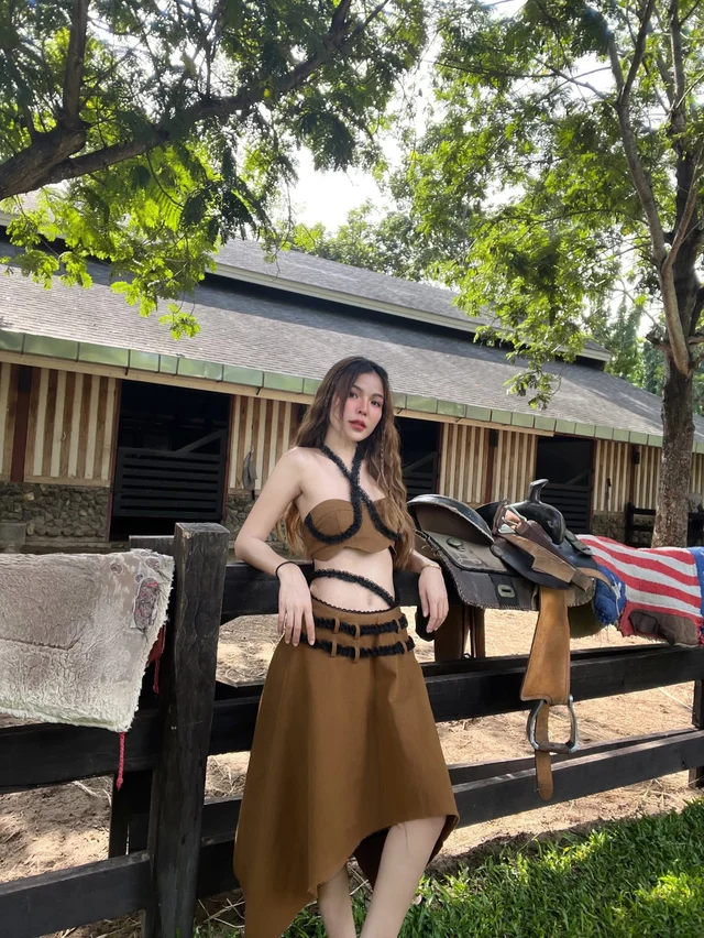 เซ็ตครอปคล้องคอกระโปรงสีน้ำตาลแต่งขอบดำลุคแฟชั่น thumbnail 3