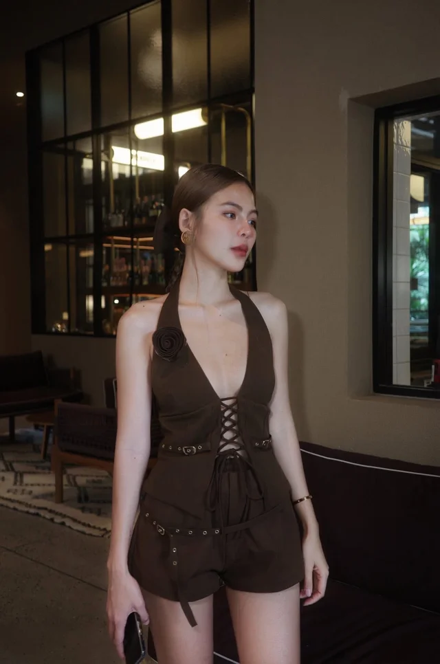เซ็ตเสื้อคล้องคอกางเกงขาสั้นสีน้ำตาลแต่งดอกไม้ลุคแฟชั่น (alternate)